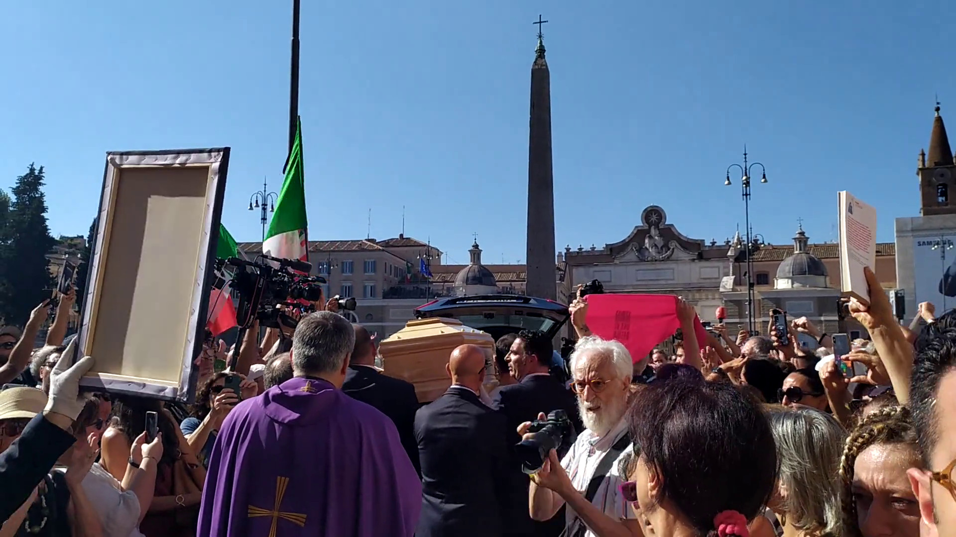 Ai Funerali Di Michela Murgia La Folla Canta Bella Ciao